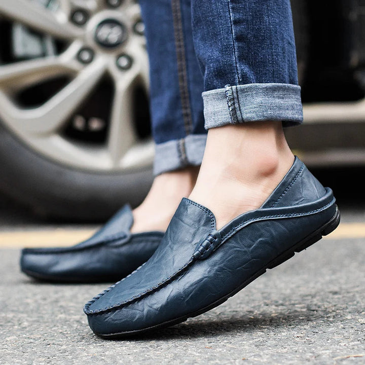 "Tijdloze leren herenloafers met een luxe finish en stevige zolen, ideaal voor elke gelegenheid, zakelijk of informeel."