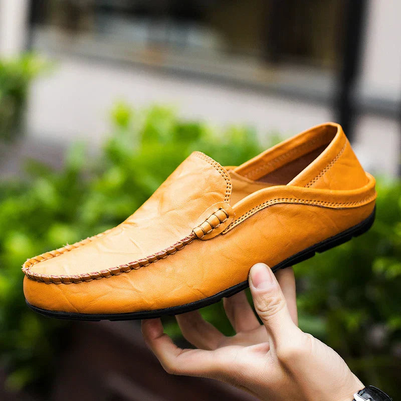 "Tijdloze leren herenloafers met een luxe finish en stevige zolen, ideaal voor elke gelegenheid, zakelijk of informeel."