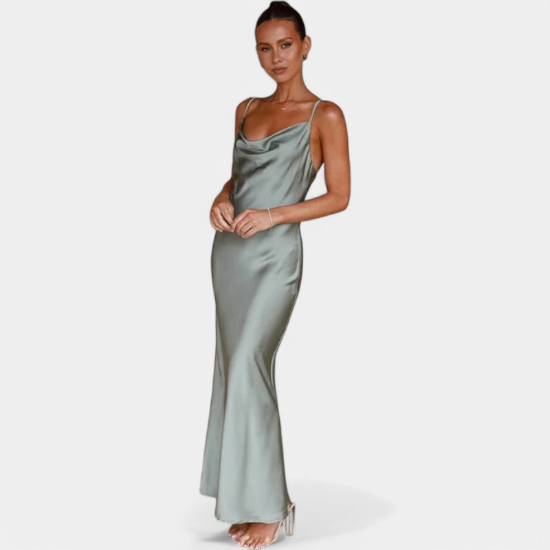 "Tijdloze satijnen maxi-jurk, elegant design met open rug en strik, ideaal voor avondkleding en speciale gelegenheden."