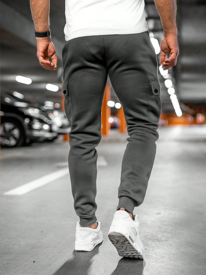 Stijlvolle heren joggingbroek, tapered model. Comfortabele stretchstof perfect voor een sportieve of casual outfit.