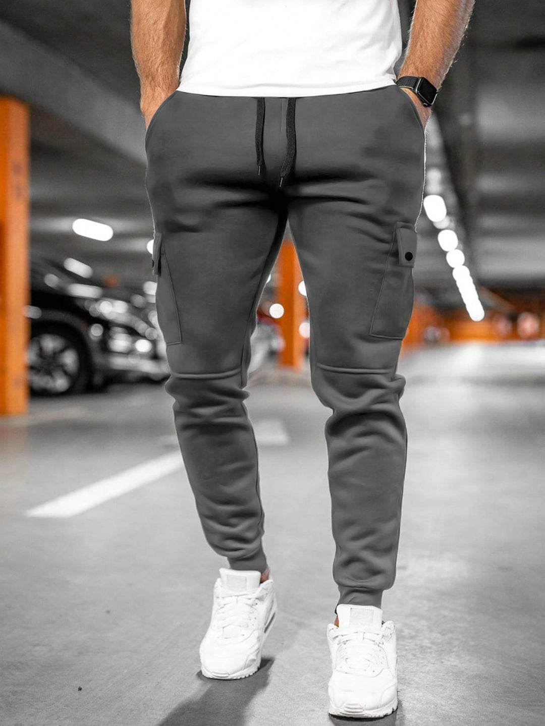 Comfortabele heren joggingbroek van stretchstof. Ideaal voor sport of casual gebruik, geschikt voor alle seizoenen.