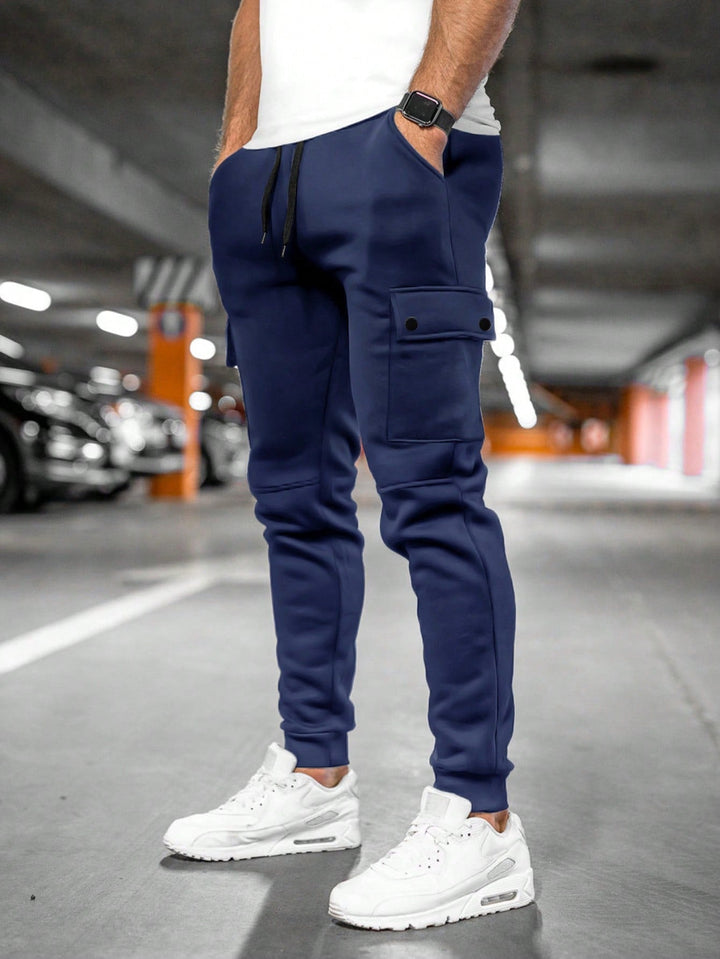 Moderne heren joggers met trendy zakken, taps toelopend. Comfortabel en veelzijdig voor een actieve levensstijl.