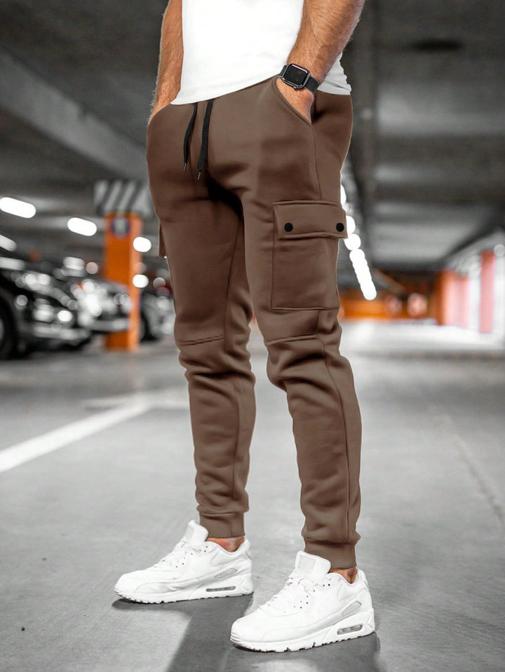 Sportieve heren joggingbroek met stijlvolle zak. Comfortabele stretchstof, ideaal voor fitness of ontspanning.
