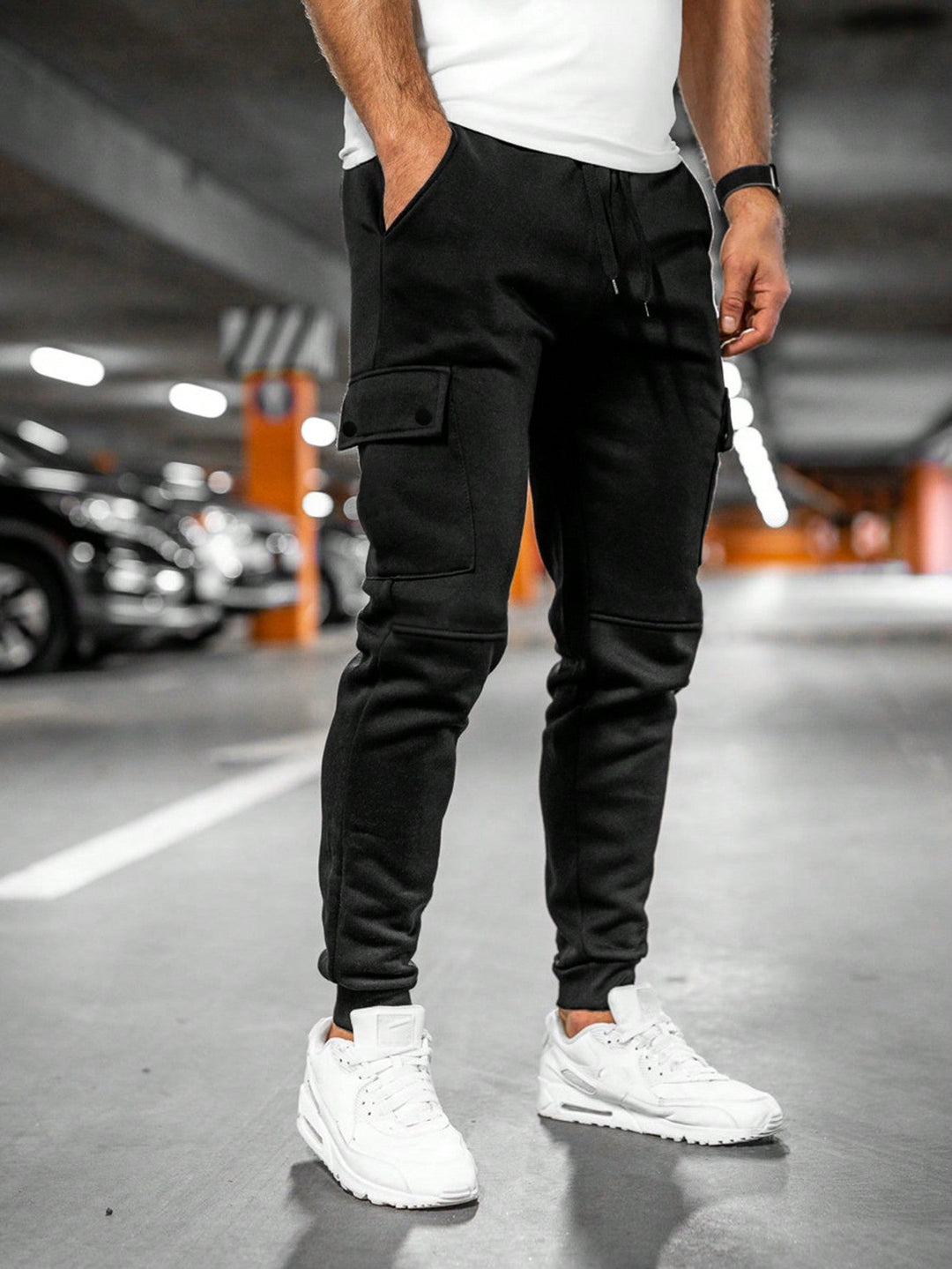 Casual heren joggingbroek, modern design. Geschikt voor alle seizoenen, comfortabel en sportief met stretchstof.