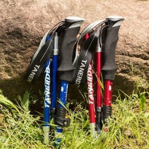 Lichtgewicht TrailMaster wandelstokken in actie; perfecte ondersteuning voor avontuurlijke outdoor wandelingen.