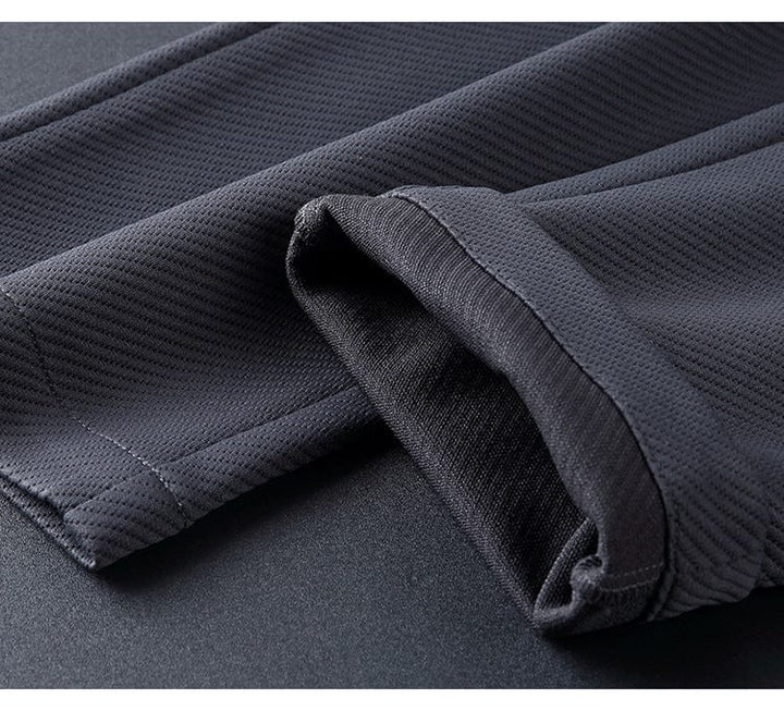 "Trainingspak heren, stijlvol en comfortabel, strak ontwerp met ritssluiting, geschikt voor sport en casual gelegenheden."