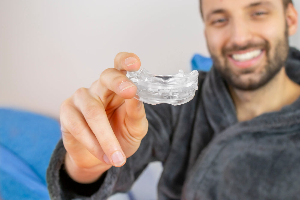 "Transparante anti-snurkbeugel op nachtkastje, medisch-grade siliconen, verstelbaar voor comfortabel gebruik en snurkpreventi