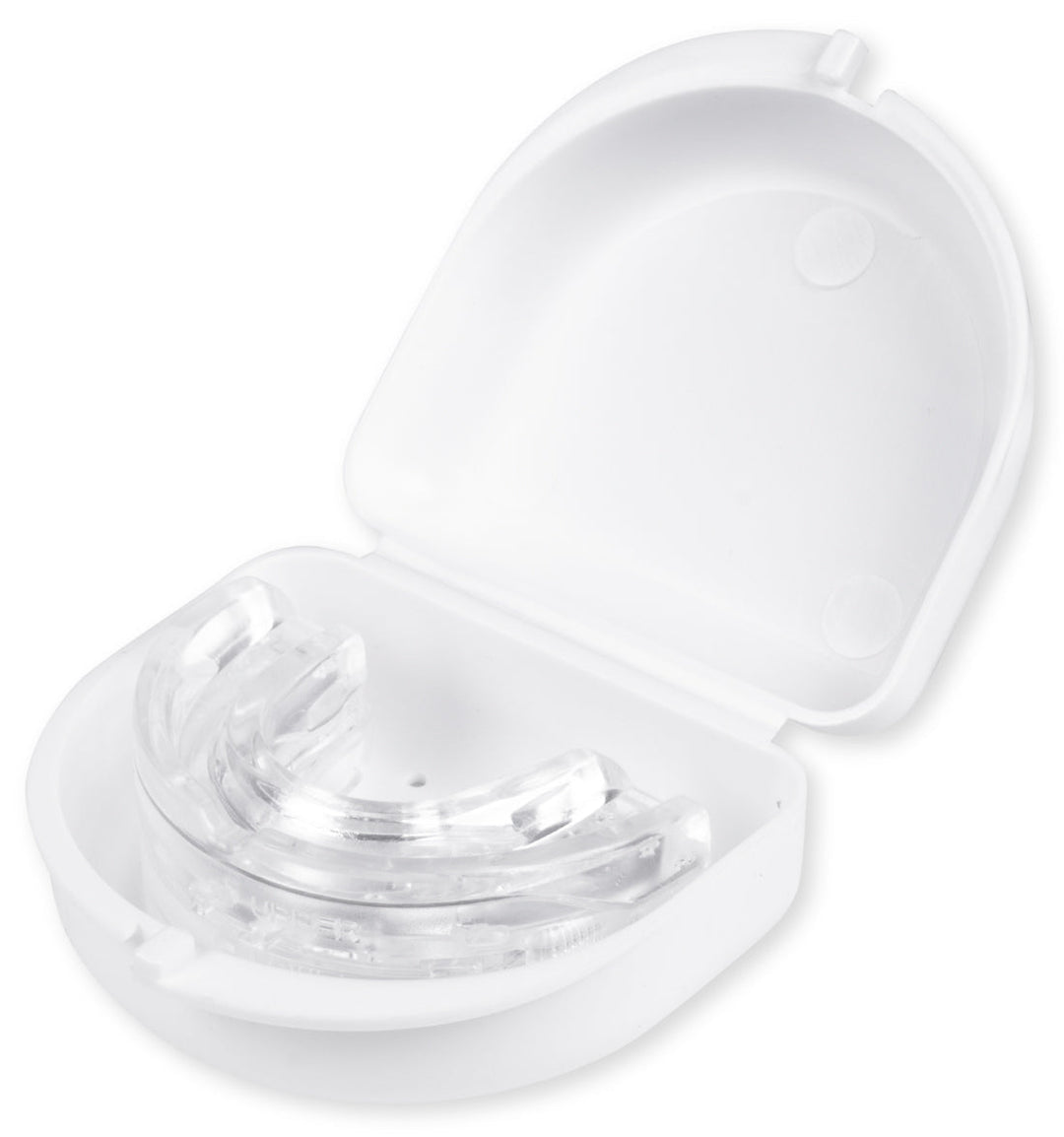 "Transparante anti-snurkbeugel op nachtkastje, medisch-grade siliconen, verstelbaar voor comfortabel gebruik en snurkpreventi