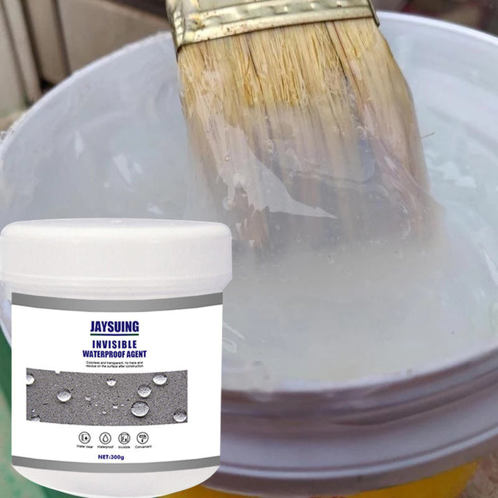 Transparante waterdichte coating, dicht een scheur in een betonnen muur op een gebouw af, effectief en onzichtbaar.
