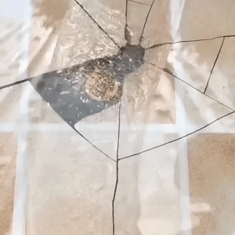 Muur behandeld met waterdichte deklaag, toont de transparante bescherming.