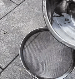 Tuinhout gecoat met aurora wonen transparante waterafstotende bescherming.
