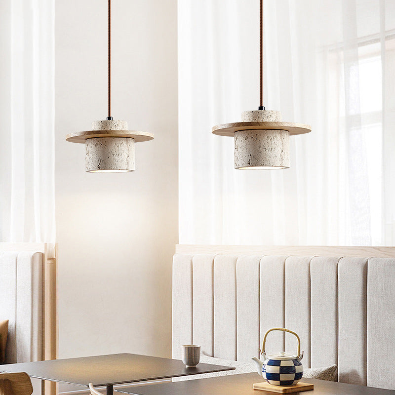 Travertin hanglamp, elegante plafondverlichting met natuurlijke travertin en hout, modern design voor warme sfeerverlichting.