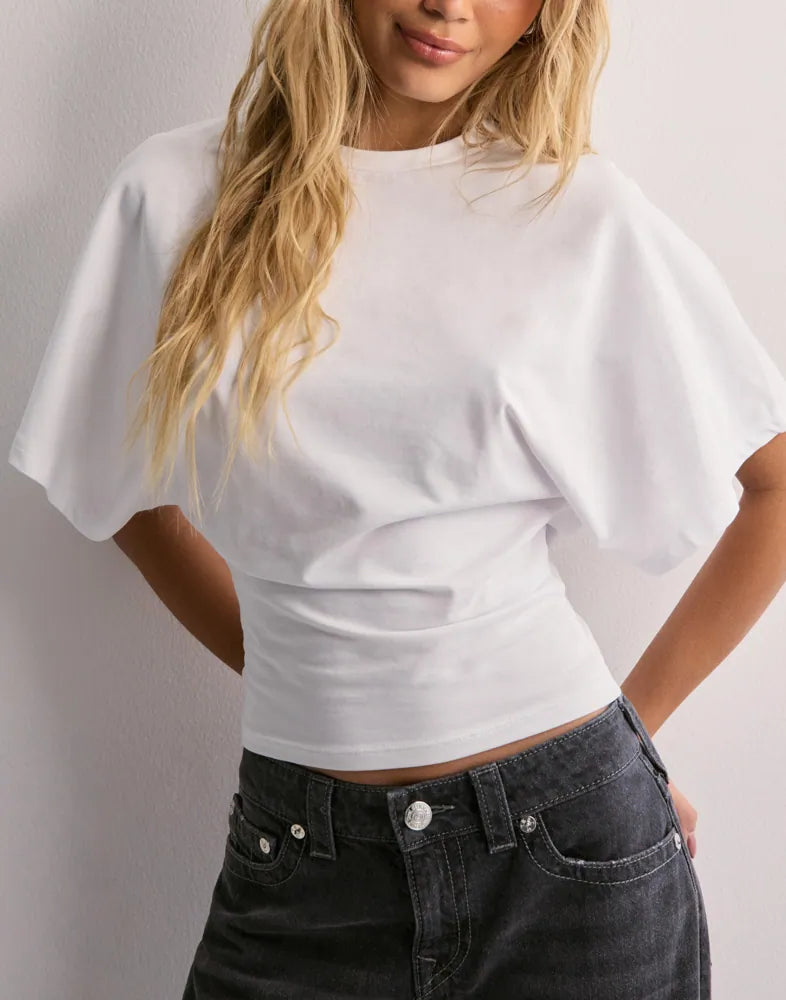 "Trendy Amaya Tee voor vrouwen, wijde mouwen, getailleerd, in zacht roze. Comfortabele modieuze top voor casual looks."