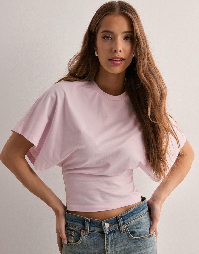 "Trendy Amaya Tee voor vrouwen, wijde mouwen, getailleerd, in zacht roze. Comfortabele modieuze top voor casual looks."