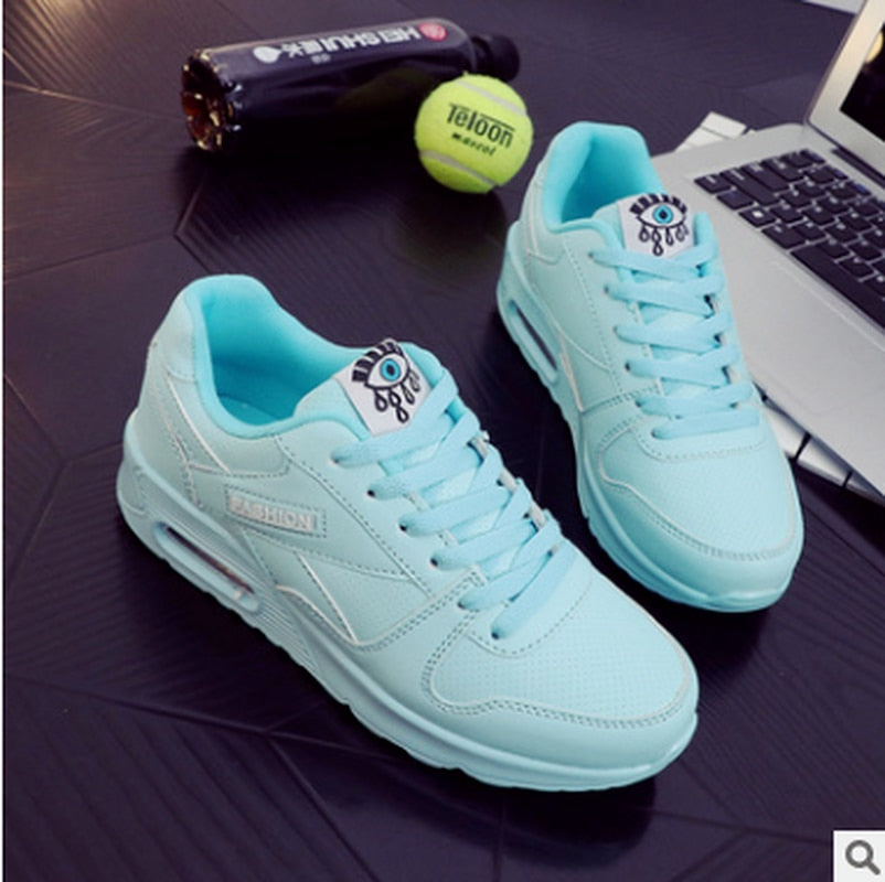 "Trendy chunky sneakers met dikke zool en speels oogmotief, dameschoenen voor een stijlvol en comfortabel statement."