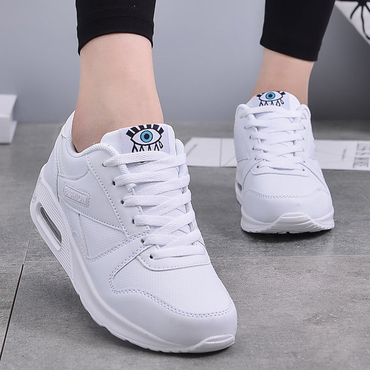 "Trendy chunky sneakers met dikke zool en speels oogmotief, dameschoenen voor een stijlvol en comfortabel statement."