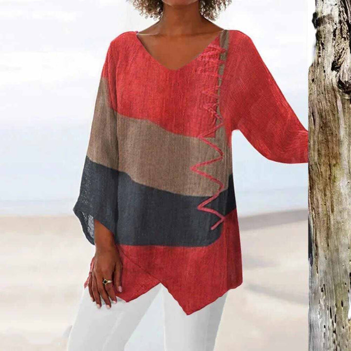 Trendy dames blouse met V-hals, driekwart mouw en kleurblok dessin. Ideaal voor een casual zomerlook.