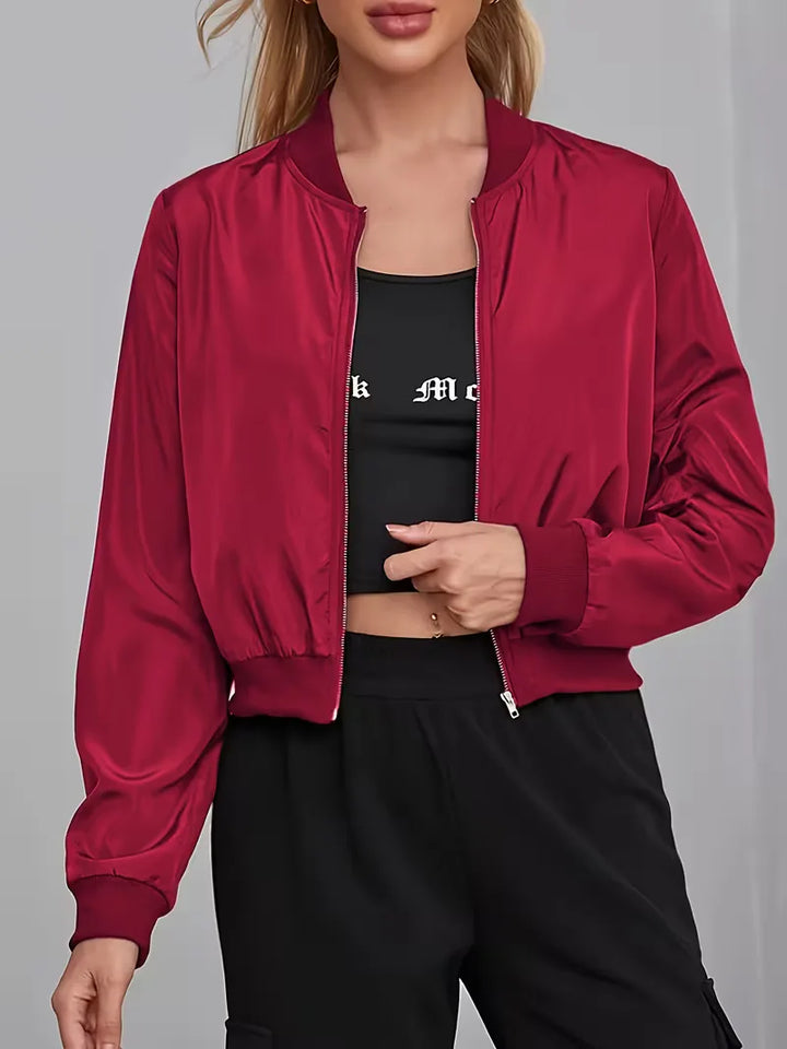 Bomberjack voor dames in legergroen, zwart of baksteenrood. Ribgebreide boorden voor een trendy look.