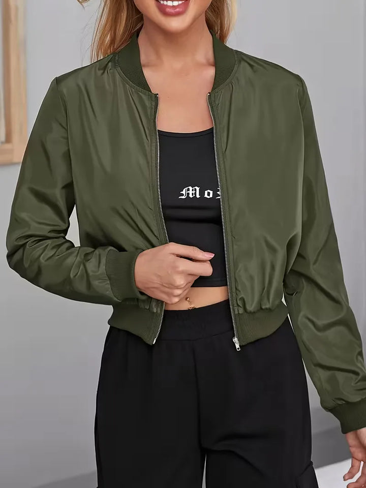 Baksteenrood dames bomberjack met comfortabele ribgebreide boorden. Trendy streetwear jack.