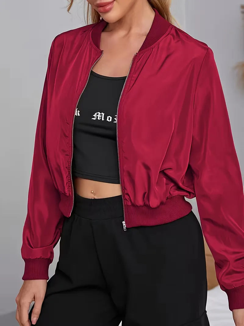 Dames bomberjack met stevige ritssluiting en modieuze ribgebreide boorden. Perfecte buitenkleding.