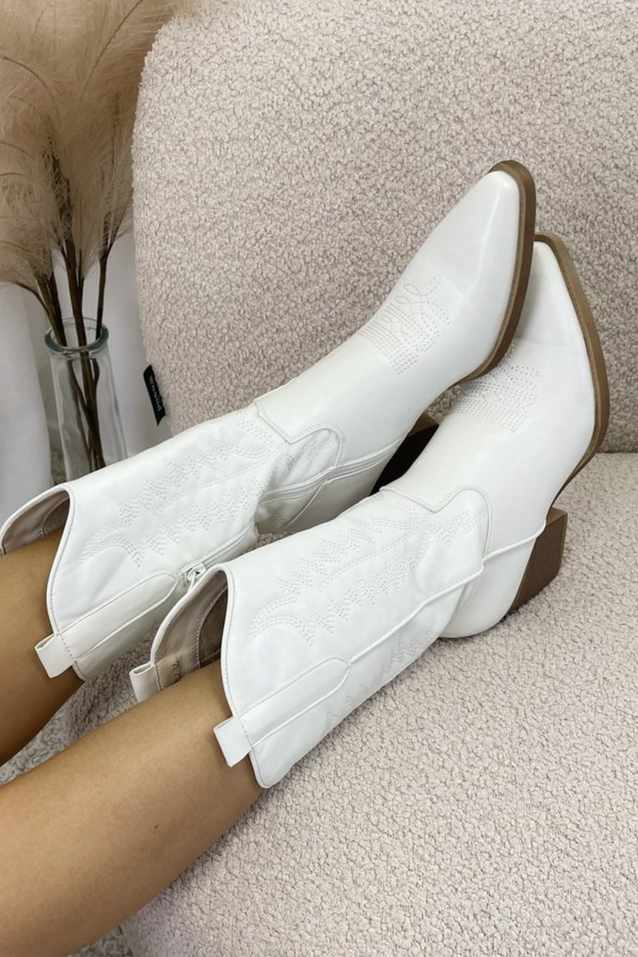 Witte hoge cowboylaarzen voor dames, trendy en comfortabele dameslaarzen.