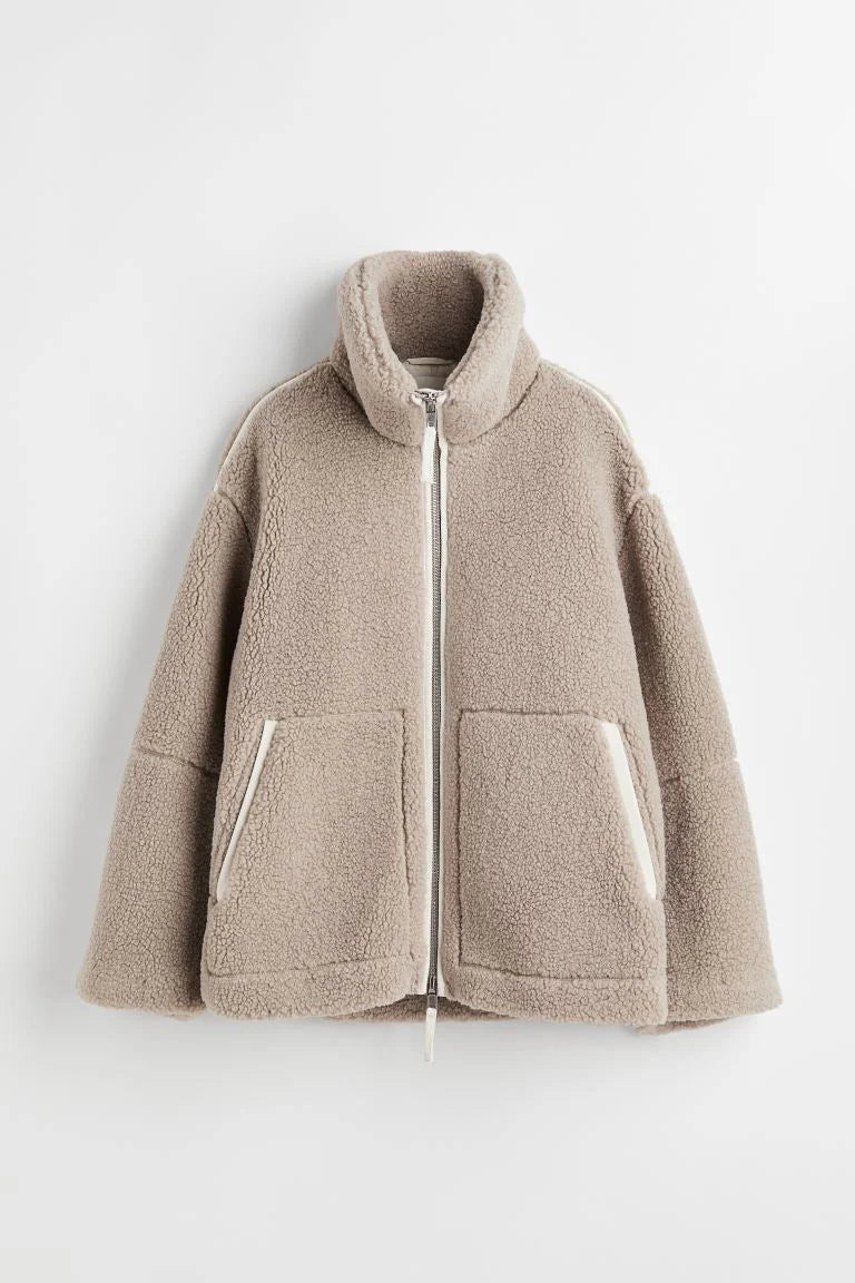Warme dames teddy tussenjas met lange mouwen en opstaande kraag, een comfortabele herfst- of winterjas voor haar.
