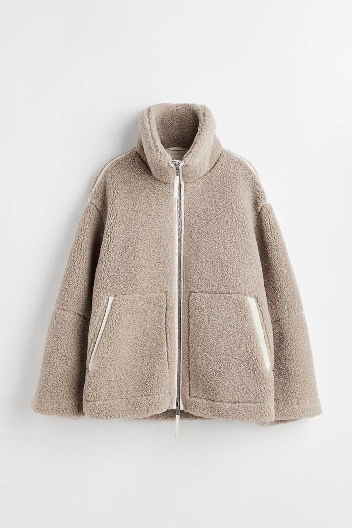 Warme dames teddy tussenjas met lange mouwen en opstaande kraag, een comfortabele herfst- of winterjas voor haar.