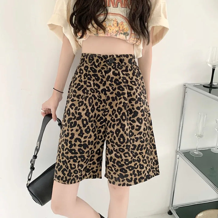 Trendy dames zomer short met hoge taille en modieuze luipaardprint, ideaal voor casual outfits of vakantie.