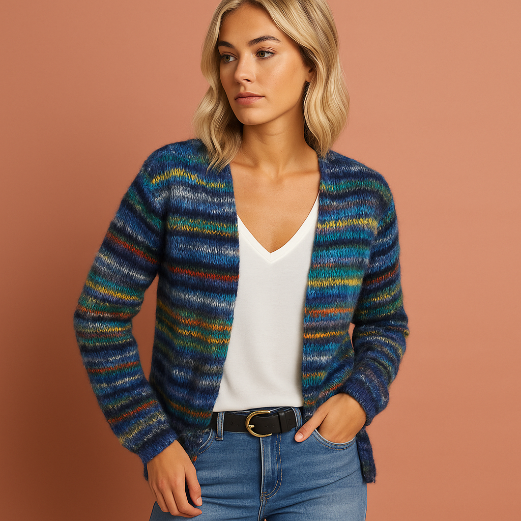 Modieus damesvest met uniek kleurendessin in rood en blauw. Ideaal als comfortabele bovenkleding.