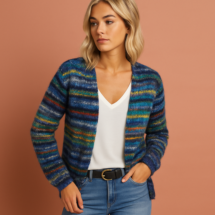 Modieus damesvest met uniek kleurendessin in rood en blauw. Ideaal als comfortabele bovenkleding.