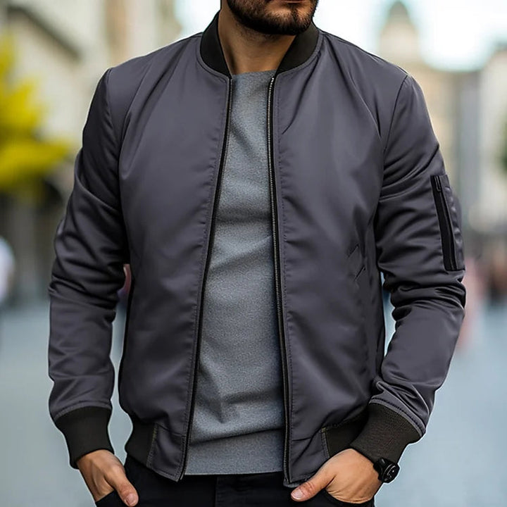 Man draagt comfortabel heren bomberjack in pilotenstijl. Moderne, casual herenjas voor een trendy look.