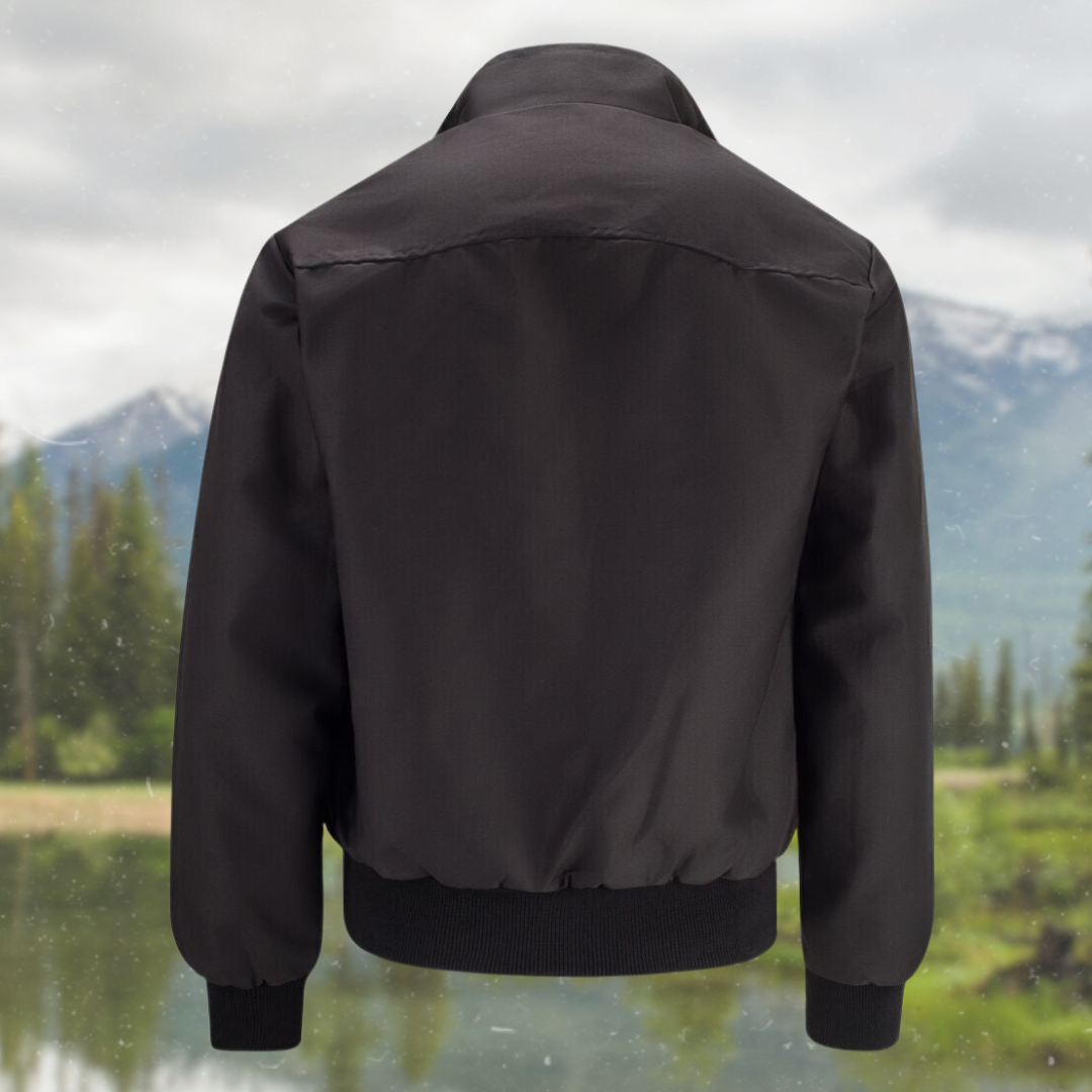 "Trendy heren Harrington vest in marineblauw met opstaande kraag, voorzakken en stijlvolle inrichting."