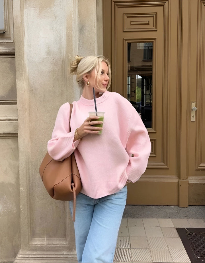 "Trendy oversized sweater in zachtroze met losse pasvorm, ideaal voor herfst en winter, perfect voor jeans en leggings."
