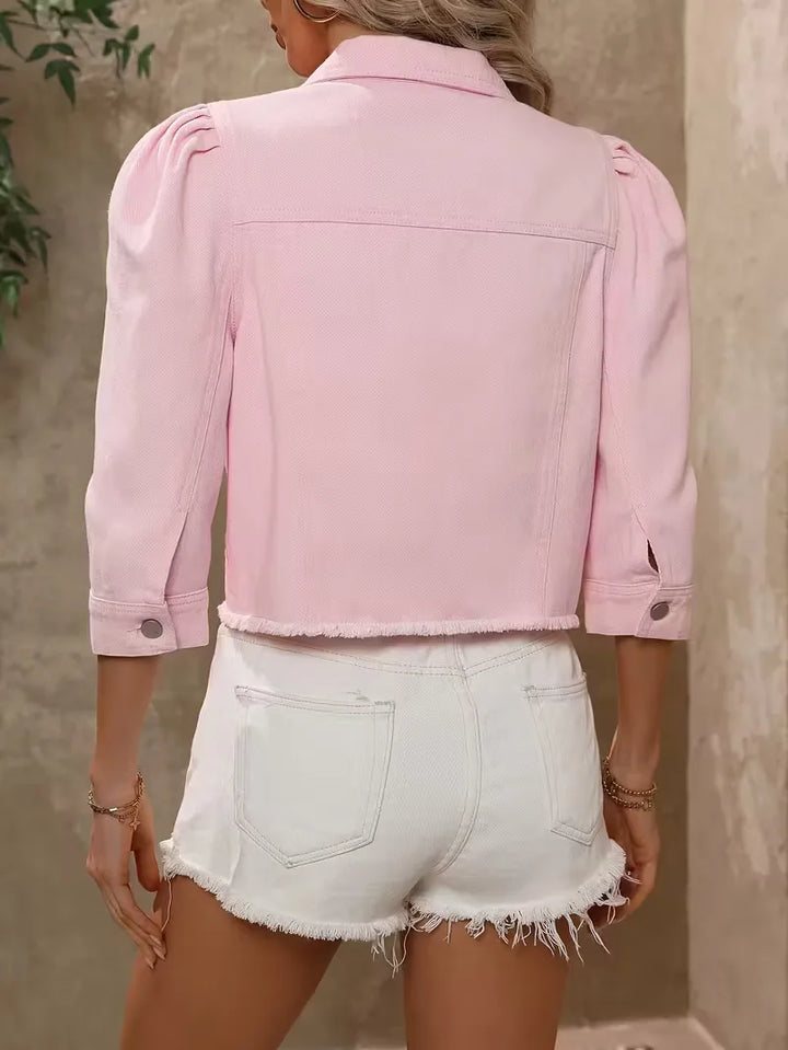 Streetwear roze spijkerjas met rafelrand voor dames. Casual knoopsluiting en regular fit, perfect voor de zomer.