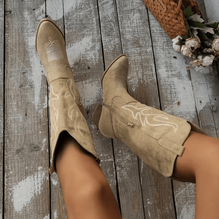 Trendy Ruby dames cowboylaarzen in western stijl met puntneus en handige zijrits, perfect voor een modieuze citylook.