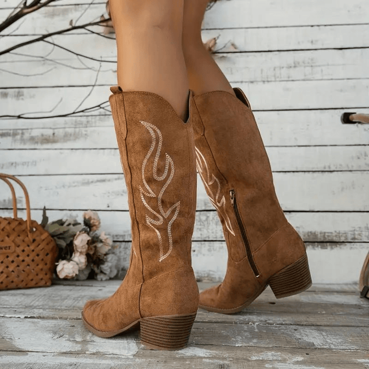 Stijlvolle kaki bruine westernlaarzen voor dames, de Ruby cowboylaarzen met trendy boho uitstraling en puntneus.