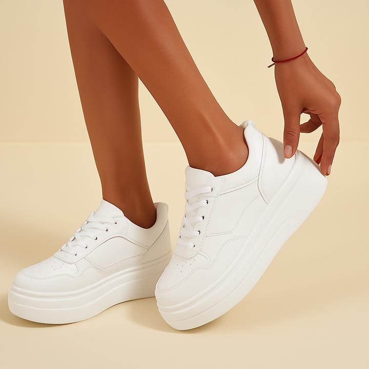 Trendy witte plateau sneakers voor dames. Comfortabele en stijlvolle schoenen met dikke zool, perfect voor een moderne look.