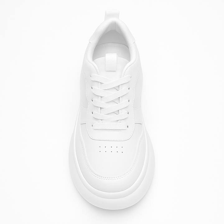 Stijlvolle witte plateau sneakers voor dames. Deze trendy schoenen combineren comfort met een modieuze dikke zool.