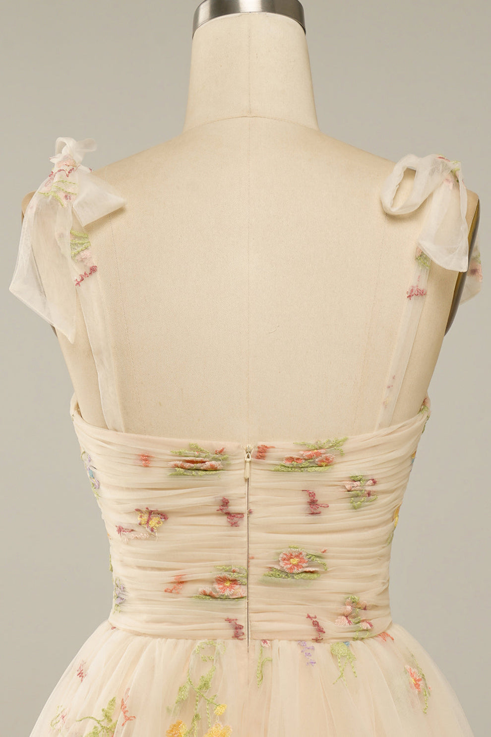 "Tule baljurk met bloemenborduursel, elegant en luxueus, verkrijgbaar in groen en blauw, voor speciale gelegenheden."