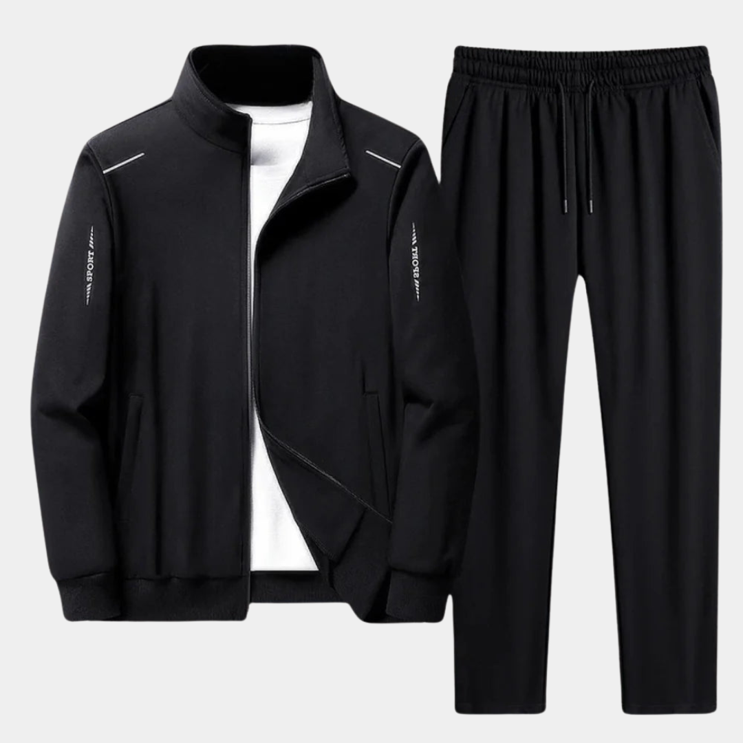 "Tweedelig trainingspak met zachte hoodie en broek, comfortabel voor sport en casual dagen. Inclusief verstelbare taille."