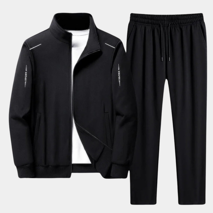 "Tweedelig trainingspak met zachte hoodie en broek, comfortabel voor sport en casual dagen. Inclusief verstelbare taille."