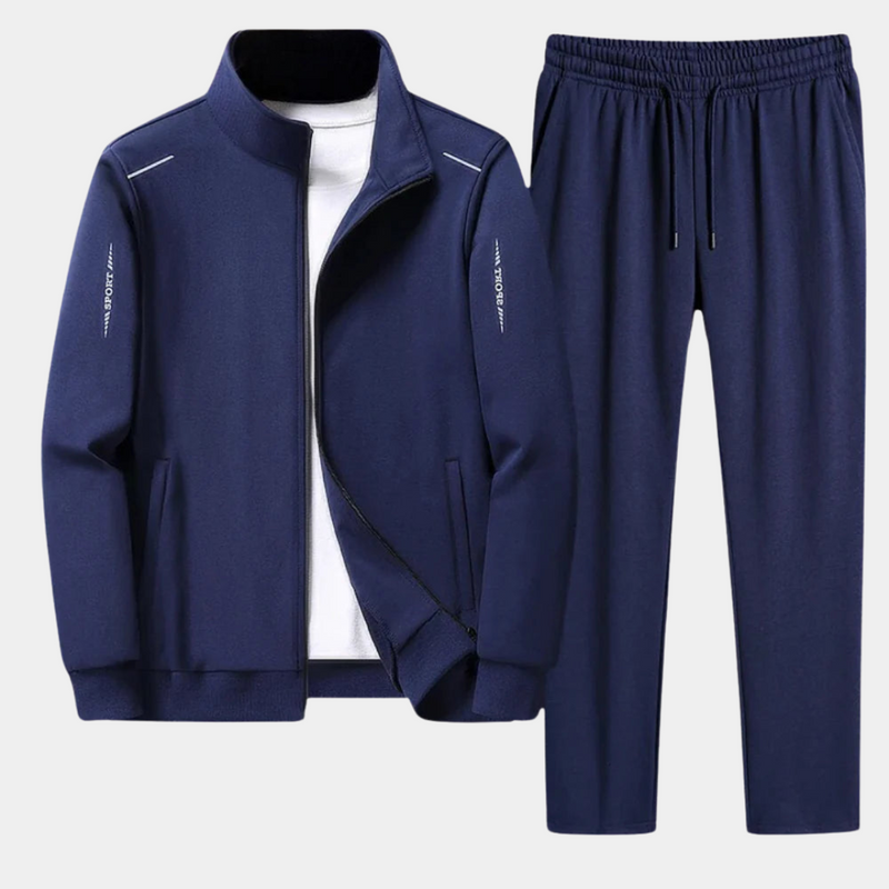 "Tweedelig trainingspak met zachte hoodie en broek, comfortabel voor sport en casual dagen. Inclusief verstelbare taille."