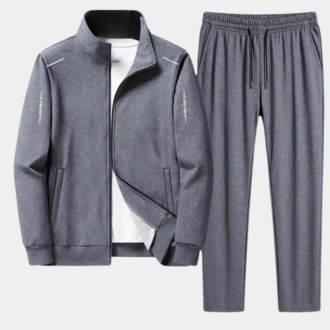 "Tweedelig trainingspak met zachte hoodie en broek, comfortabel voor sport en casual dagen. Inclusief verstelbare taille."