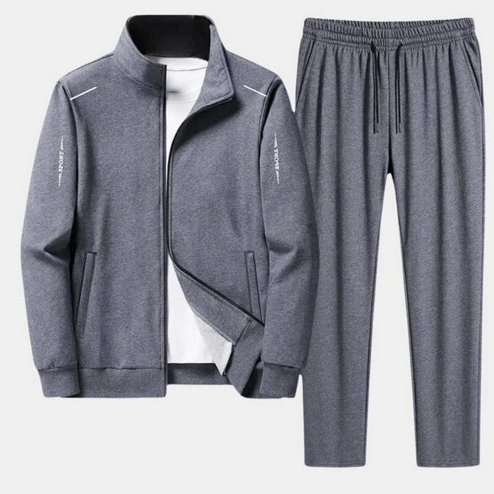 "Tweedelig trainingspak met zachte hoodie en broek, comfortabel voor sport en casual dagen. Inclusief verstelbare taille."