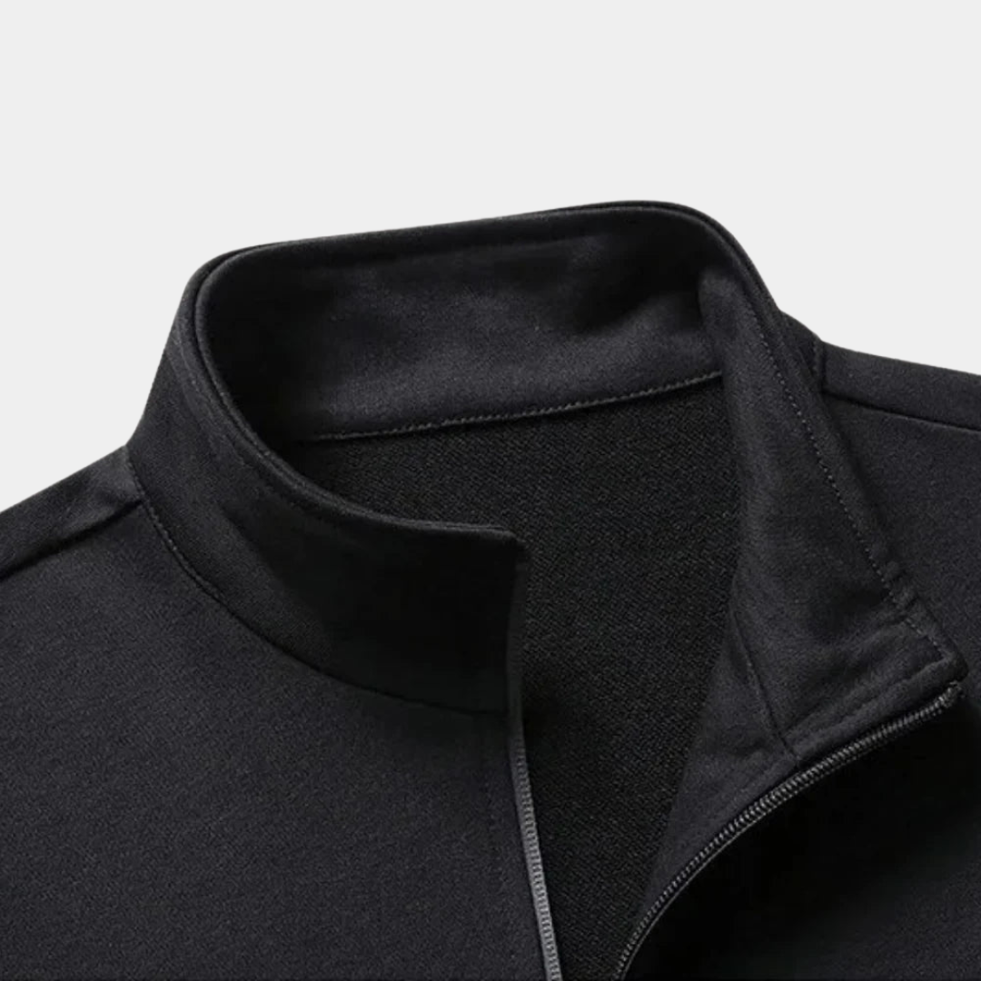 "Tweedelig trainingspak met zachte hoodie en broek, comfortabel voor sport en casual dagen. Inclusief verstelbare taille."