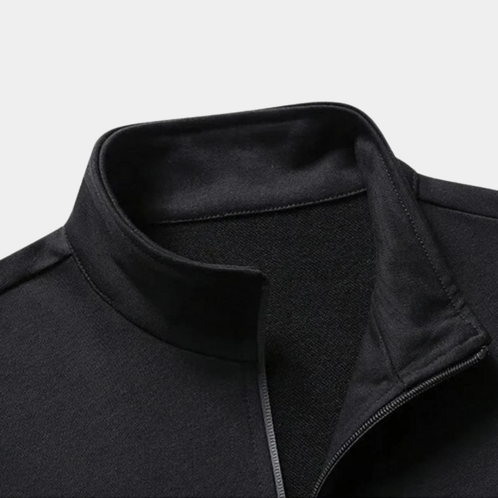 "Tweedelig trainingspak met zachte hoodie en broek, comfortabel voor sport en casual dagen. Inclusief verstelbare taille."