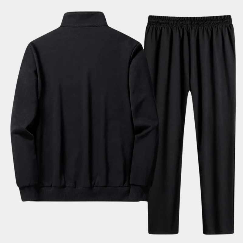 "Tweedelig trainingspak met zachte hoodie en broek, comfortabel voor sport en casual dagen. Inclusief verstelbare taille."