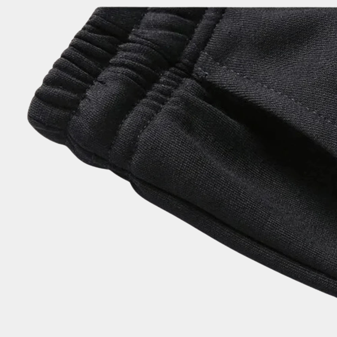 "Tweedelig trainingspak voor heren met hoodie en broek, verstelbare taille, zacht materiaal; ideaal voor comfort en stijl."