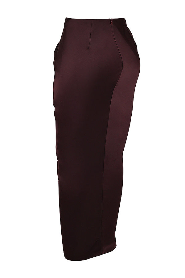 "Tweedelige satijnen corset-top en maxirok set, elegant ontwerp in rijke tinten, perfect voor formele gelegenheden."