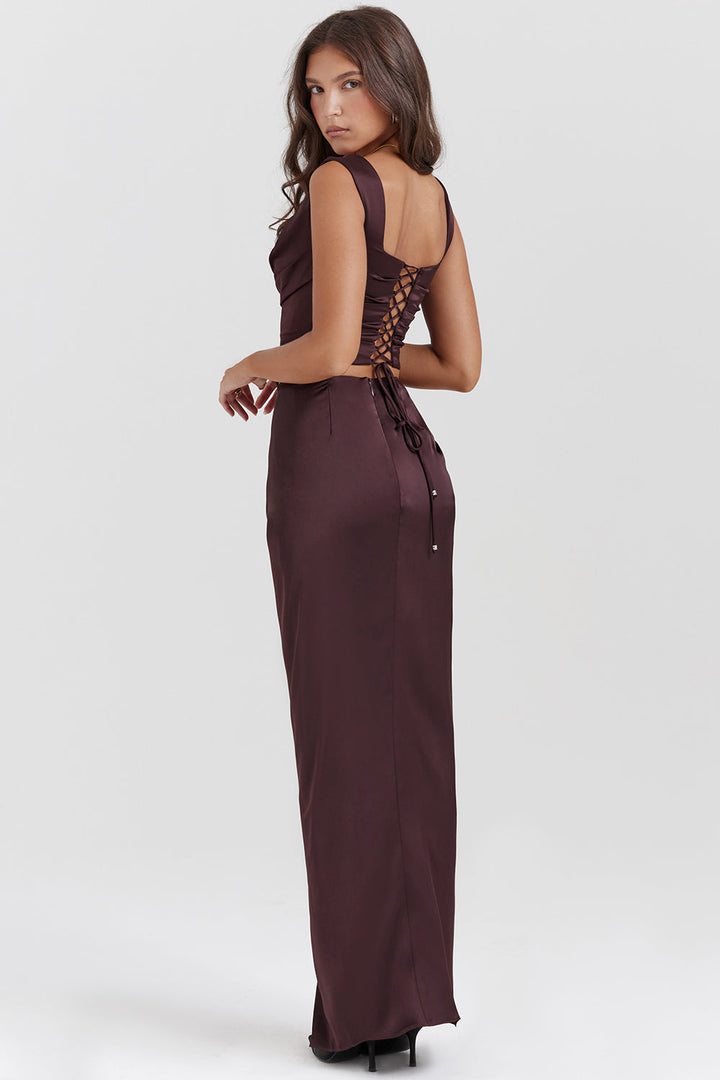 "Tweedelige satijnen corset-top en maxirok set, elegant ontwerp in rijke tinten, perfect voor formele gelegenheden."